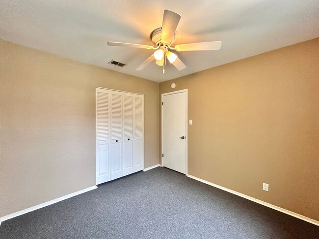 Building Photo - Beautiful 3BR/2BA Two-Level Home with Tall...