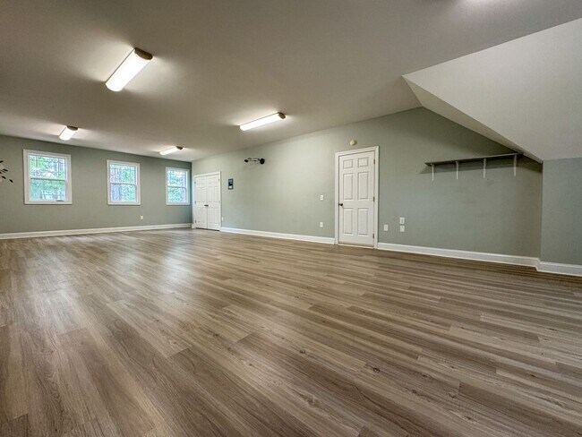 Building Photo - 5 Bedroom Home in Gated Golf Course Community