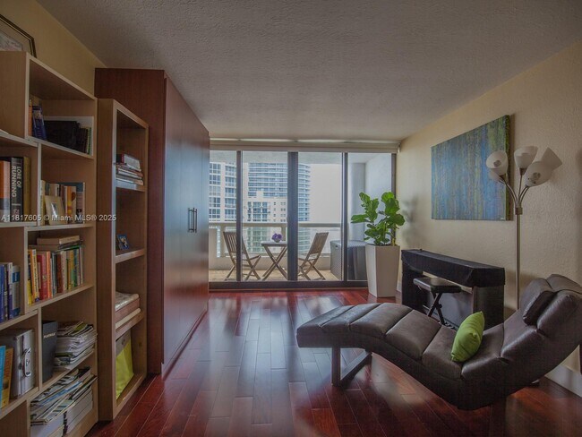 Building Photo - 1717 N Bayshore Dr