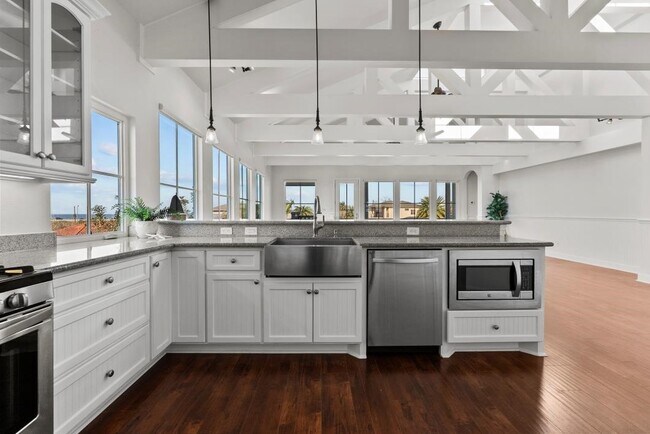 Building Photo - 2727 E Bayshore Dr