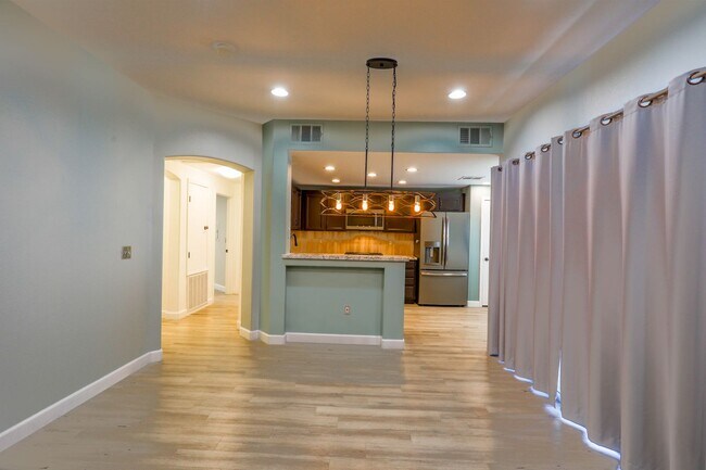 Building Photo - Beautiful 2 Bedroom With 2 Car Garage Summ...