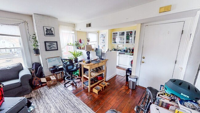 Building Photo - Luxuriously Remodeled 1BR Suite in East Rock | Designer Island Kitchen | Steps to Yale SOM