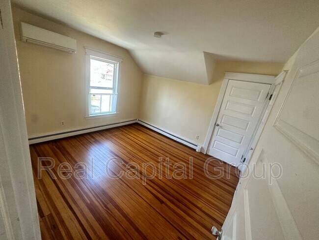 Building Photo - 376 Kenwood Ave