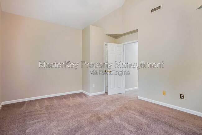 Building Photo - 1600 Nesfield Pl