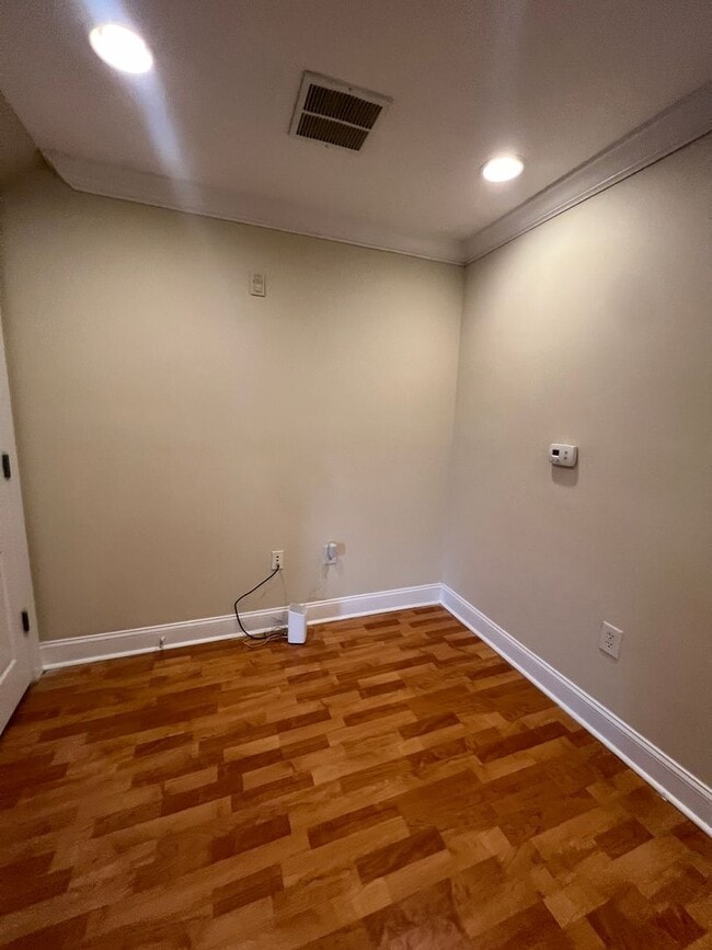 Building Photo - 15-1529 Gutleber