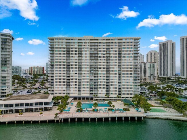 Building Photo - 300 Bayview Dr