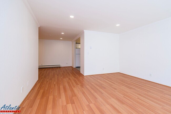 Building Photo - Lovely & Spacious Condo | A/C | In-Unit La...