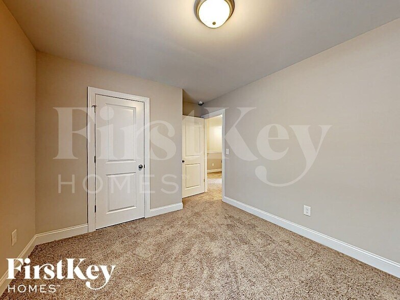 Building Photo - 529 Harris St NW