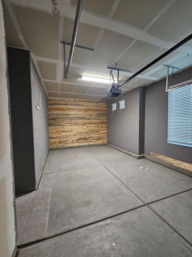 Building Photo - Beautiful Home in Gated Community