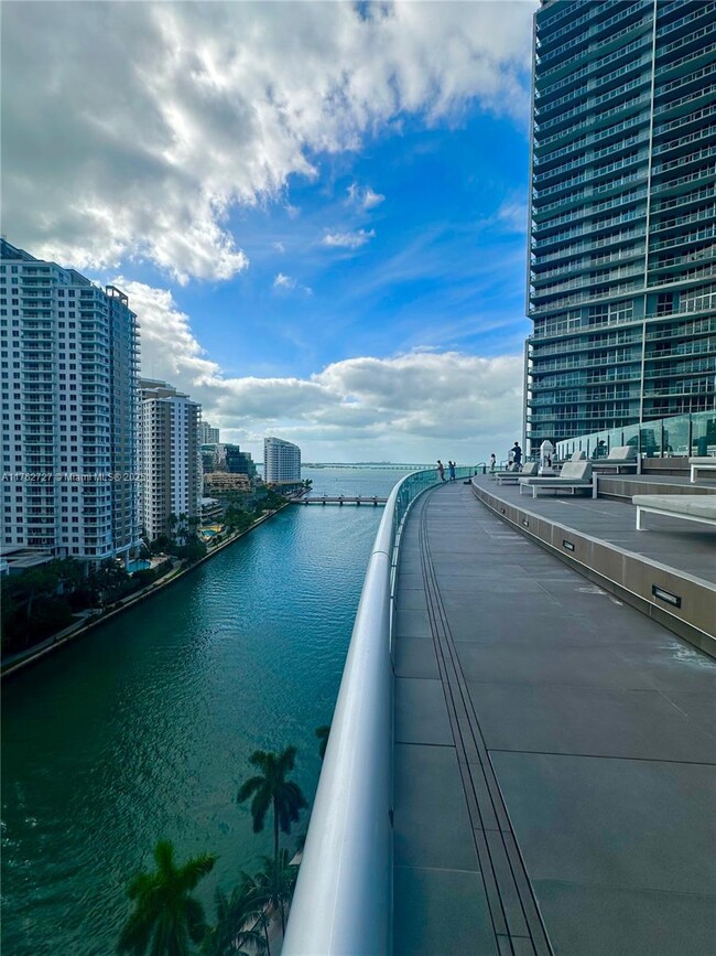 Building Photo - 495 Brickell Ave