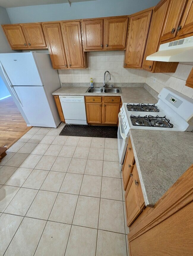 Building Photo - 8856 Northshore Dr