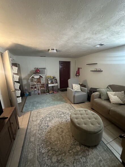 living room/entry - 623 S 33rd St