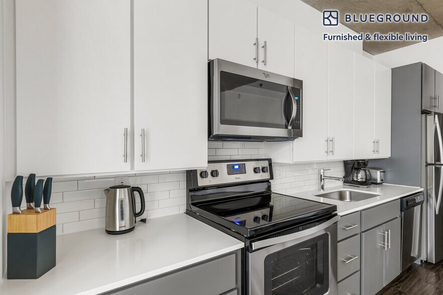 Building Photo - 215 W Lake St