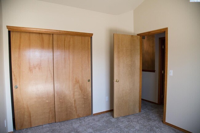 Building Photo - 3 Bed/2.5 Bath Richland Townhome!