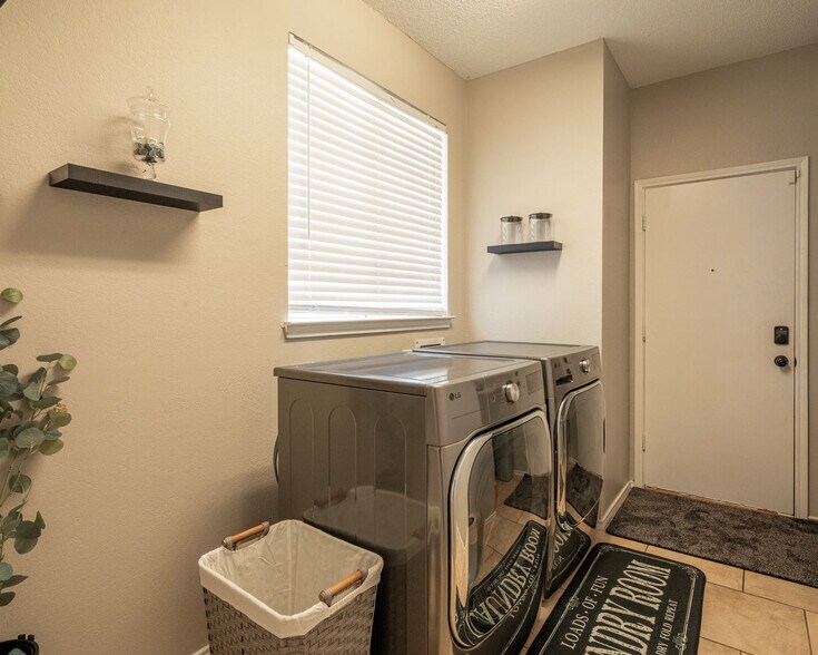 Laundry room - 707 Cottonwood Bend Dr