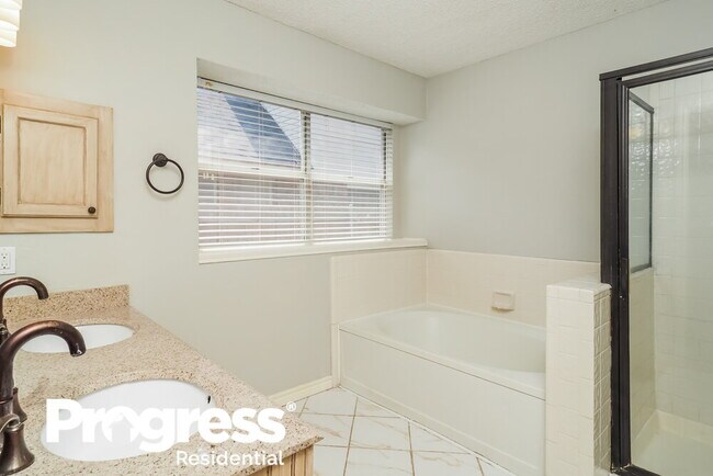 Building Photo - 4130 Briar Hill Dr