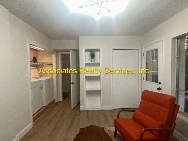 Building Photo - 3 Bed/2 Bath Spacious Home in Mason Manor! Screened Porch and Fenced Backyard!!!