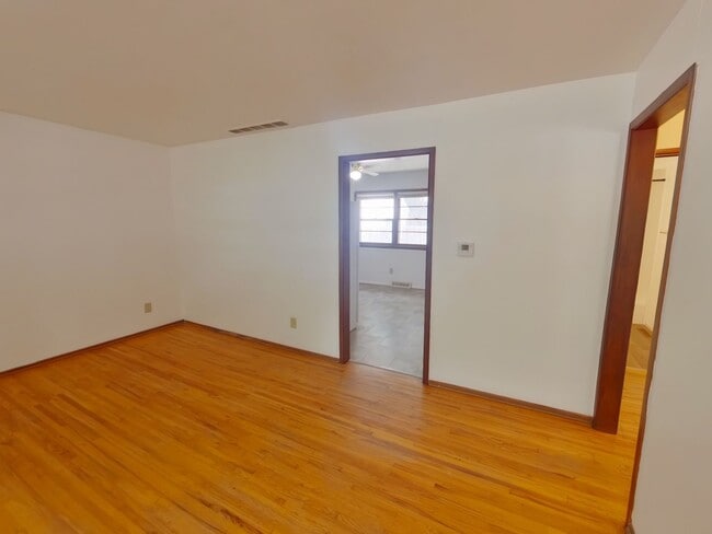 Building Photo - 104 S Mt Carmel St