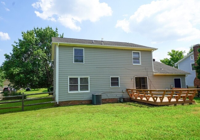 Building Photo - UNCC Area.  2 story 4 BR 2 1/2 BA Large Fe...