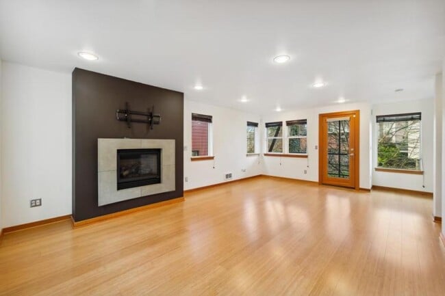 Building Photo - 3 bedroom in Seattle WA 98117