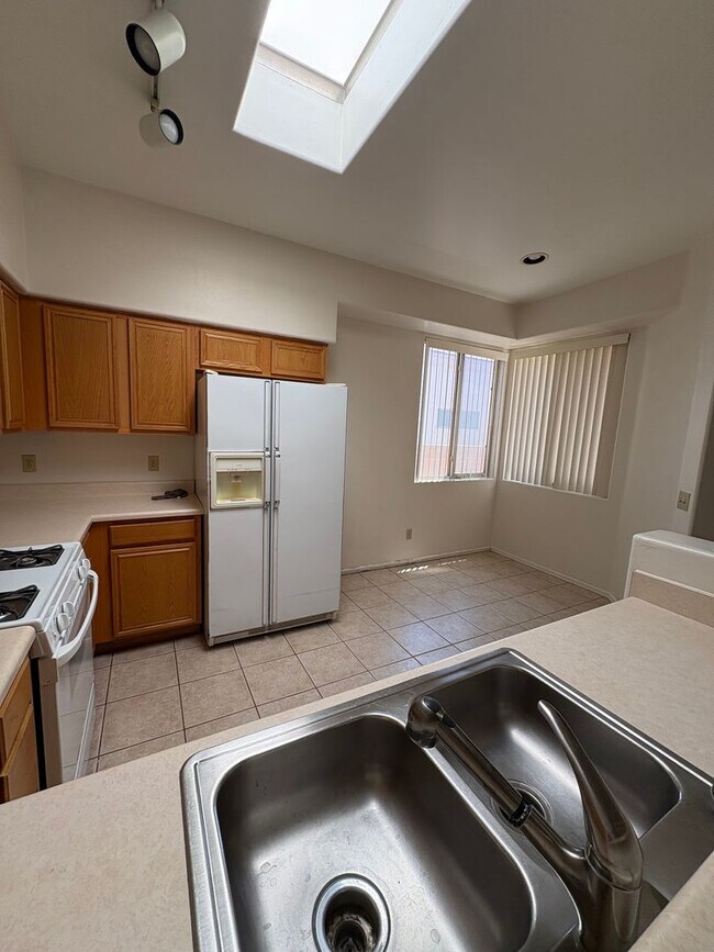 Building Photo - Well Maintained Home in  East Side Gated Community- 3Bd-A/C-Community Pools !!