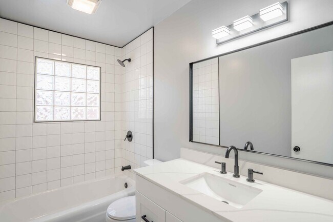 Building Photo - 3 Bedroom Broken Arrow Home, Available for an immediate move in!