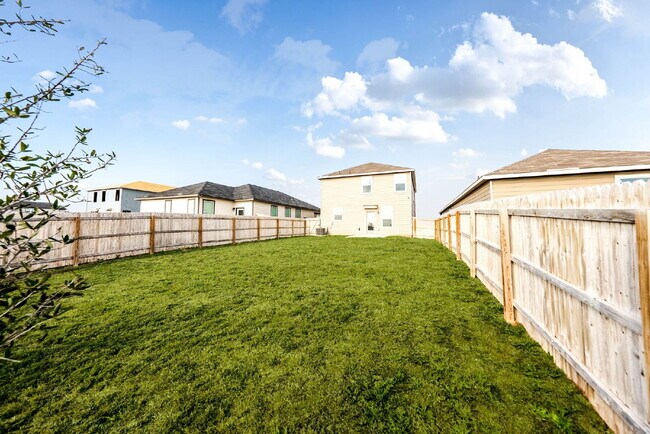 Building Photo - 1 MONTH FREE RENT WITH 18 - 24 MONTH LEASE!!! AVAILABLE THROUGH MARCH ONLY!