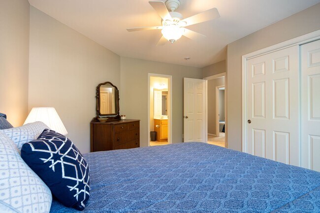 Building Photo - Spacious 4 bedroom home close to Southpoint! Available October 1st