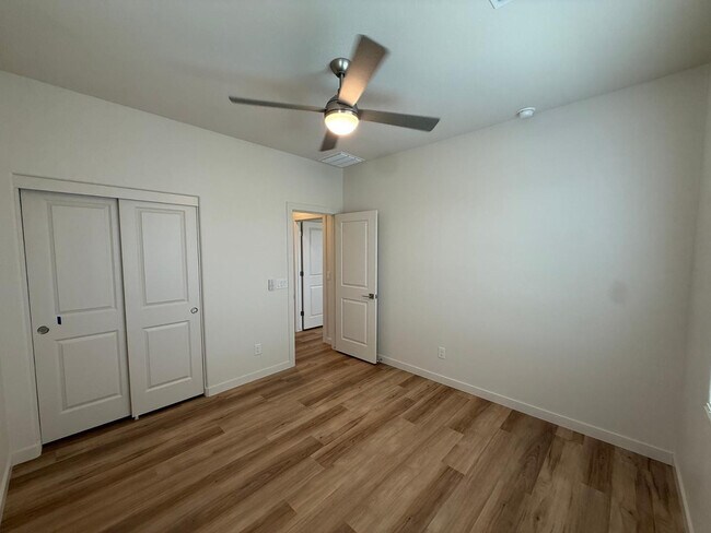 Building Photo - 624 N Vine St