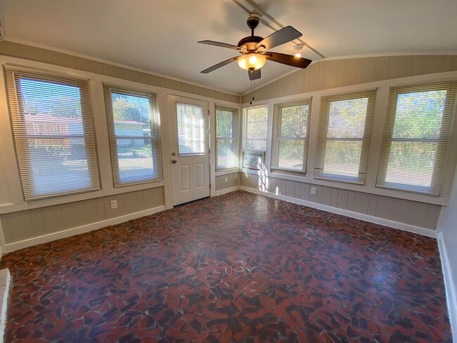 Building Photo - Large 3 bedroom 2 bath home in Whitehaven recently renovated