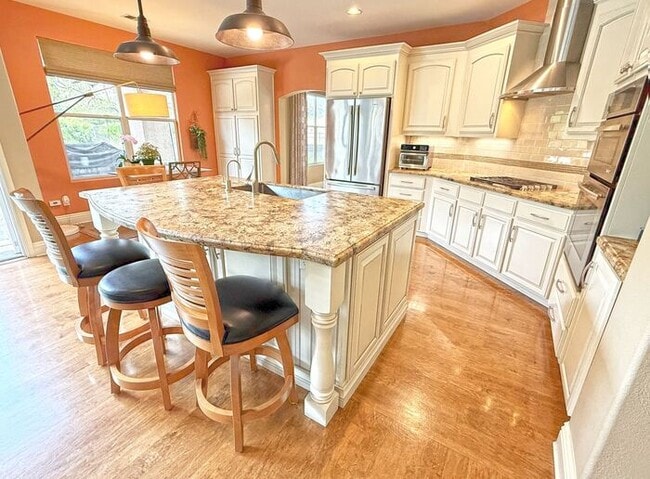 Building Photo - 5881 Capilano Dr