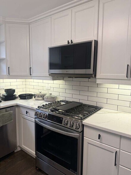 Building Photo - 4846 W Roscoe St