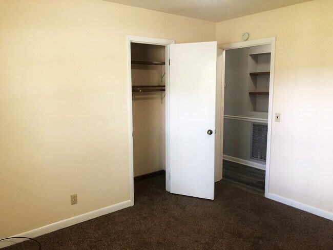 Building Photo - 1555 Flintwood Ave