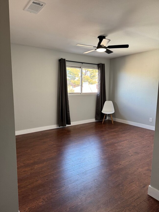 Building Photo - Lovely 2 Bedroom 2.5 Bathroom Townhome loc...