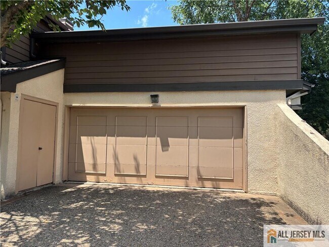 Building Photo - 514 Sayre Dr
