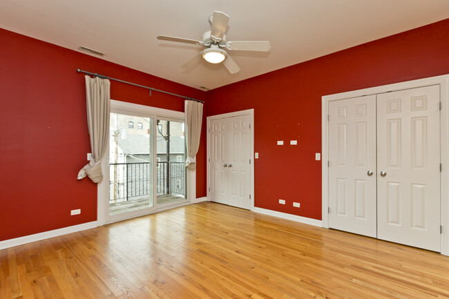 Building Photo - Adorable 2 bed condo with modern amenities...