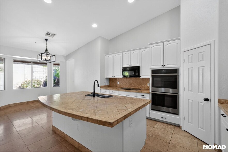 Building Photo - 7742 E Los Gatos Dr