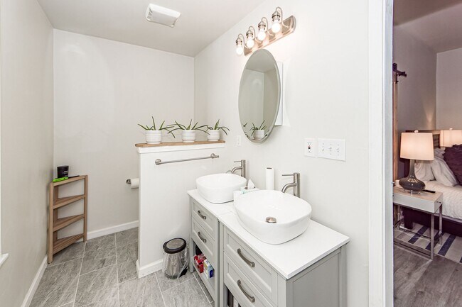 Building Photo - 3 BD 2.5 Bath Charming Home