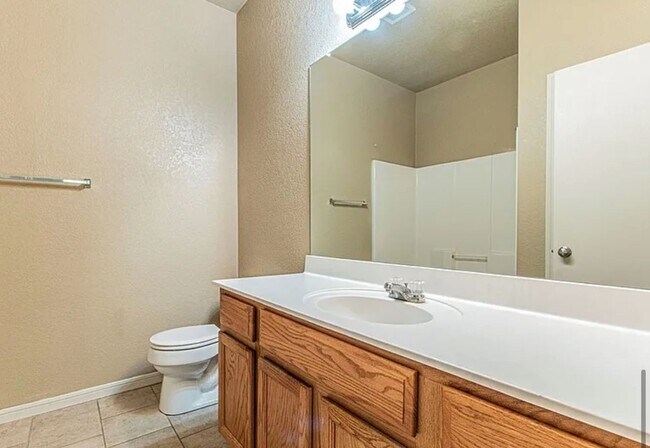 Building Photo - AVAILABLE NOW! (SECTION 8 ACCEPTED)