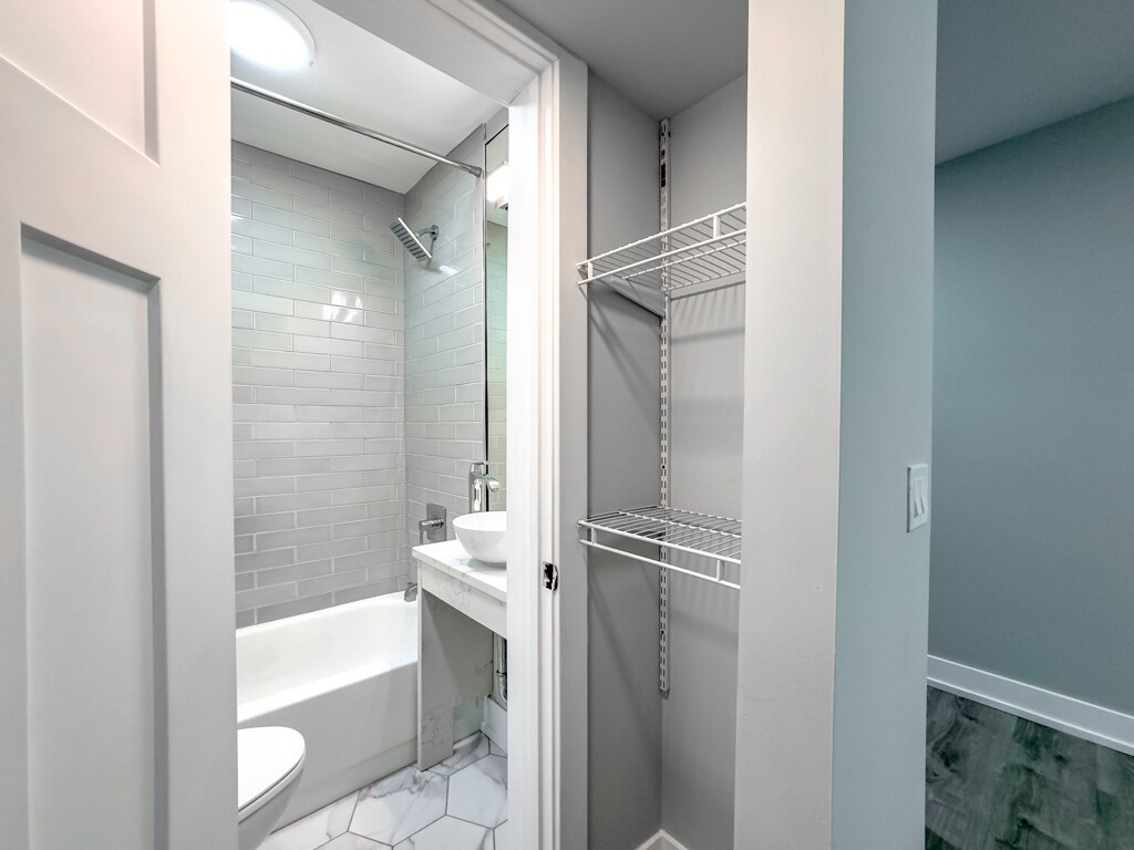 Building Photo - 510 W Belmont Ave