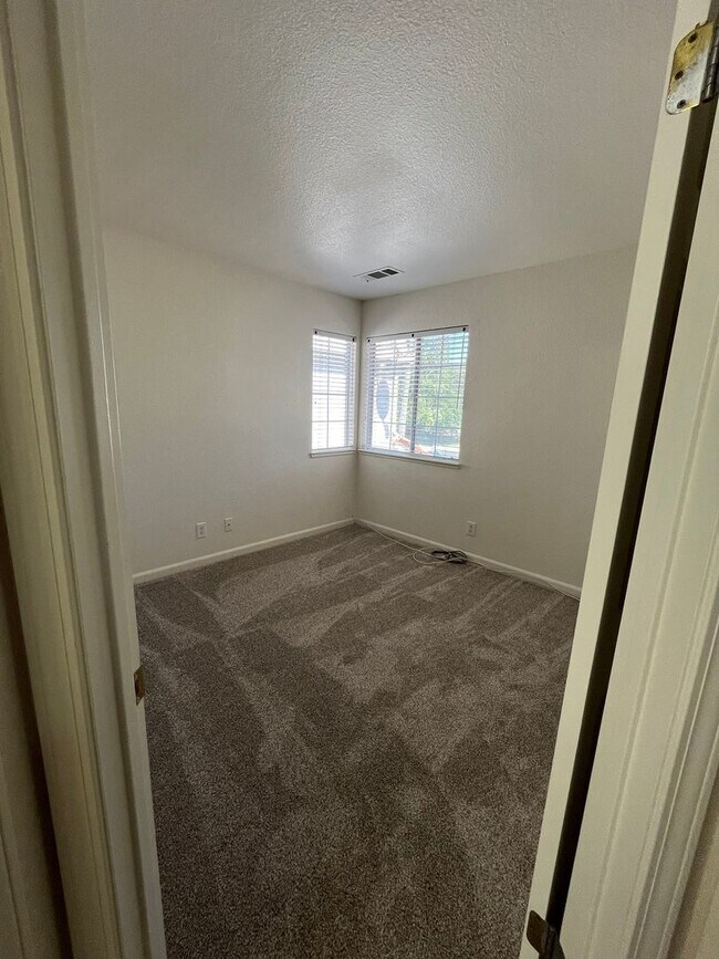 Building Photo - North Modesto Home