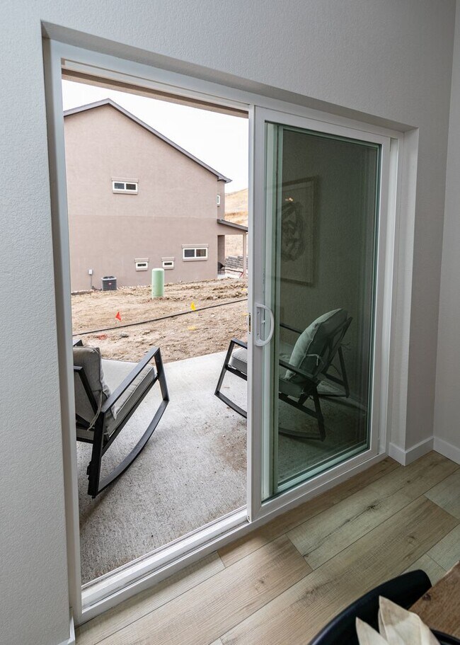 Building Photo - 3 Bedroom End Unit Luxury Townhome in Moun...