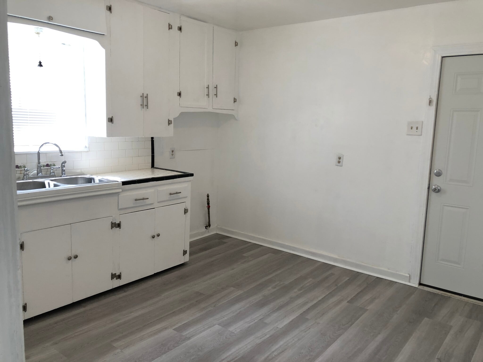 Kitchen!! New appliance coming soon!! - 2830 Sarita St