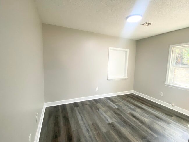 Building Photo - 2140 Silverdale Rd