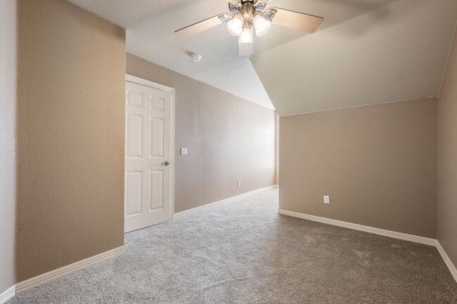 Building Photo - Charming 3BR, 2.5BA Rental Home with Moder...