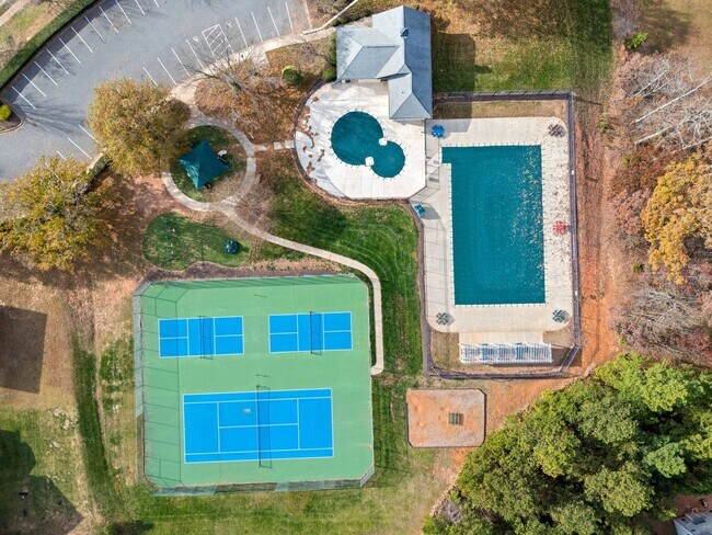 Building Photo - This immaculate 3-bed, 2.5 bath townhome in the Olde Stone Crossing community with the primary be...