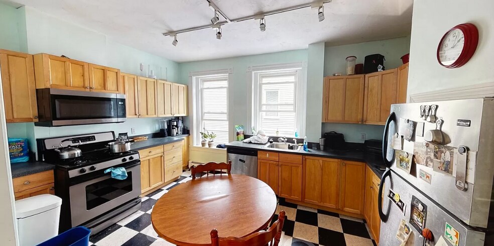 Primary Photo - 108 Central St