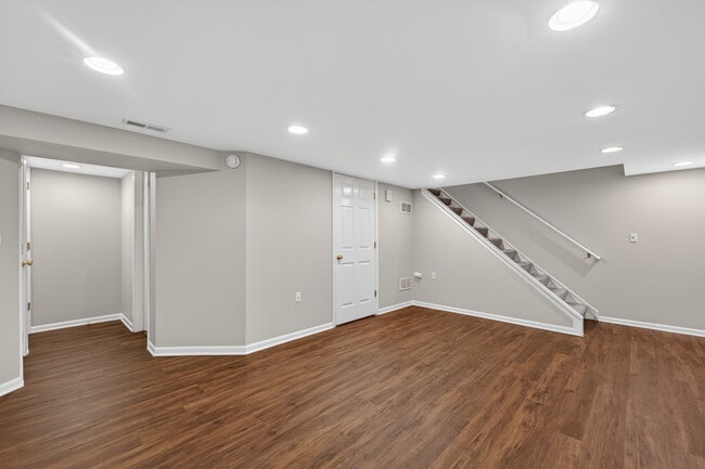 Building Photo - 212 Amherst Ct