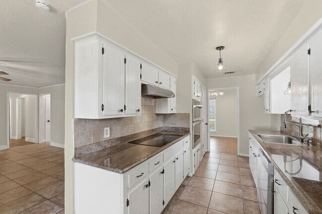 Building Photo - 2518 Henderson Ln