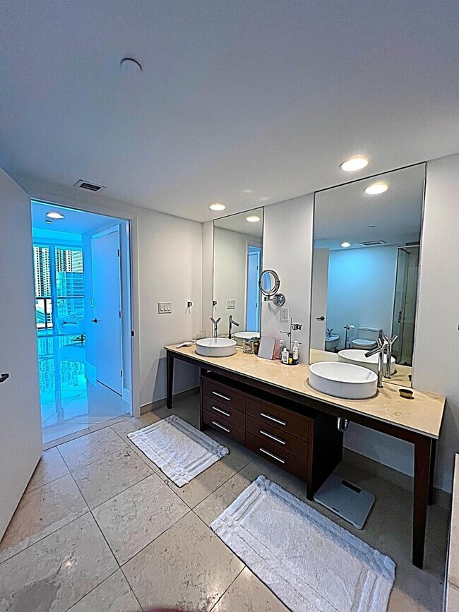 Building Photo - 495 Brickell Ave